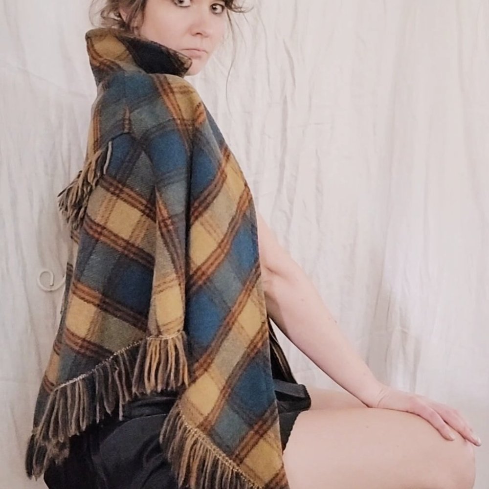 Vintage 1970s wool cape, plaid fringe capelet in orange & blue wool poncho